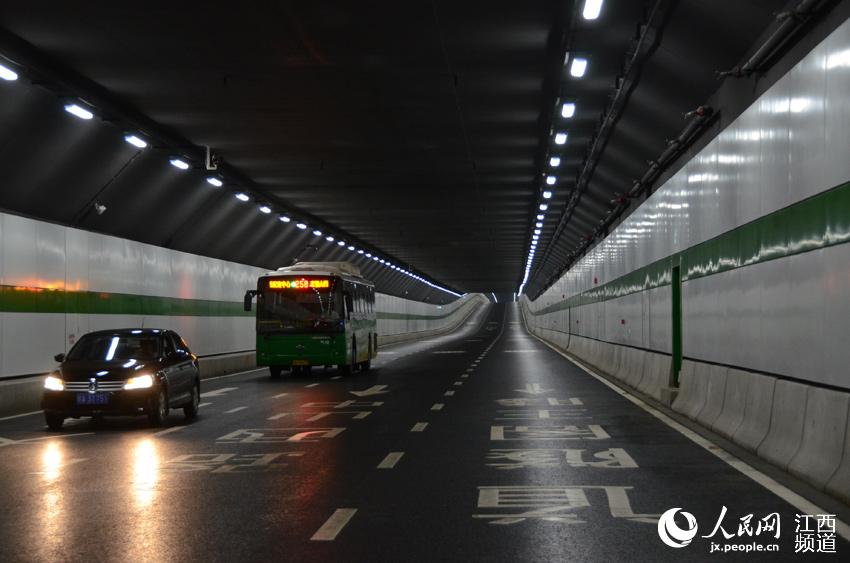 经过42个月的建设，国内江河中游首座沉管隧道——南昌红谷隧道7月7日建成通车。图为隧道内景。